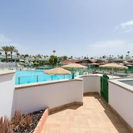 Ferienhaus Homeforguest Bungalow Vista Golf Con Terraza Y Piscina *